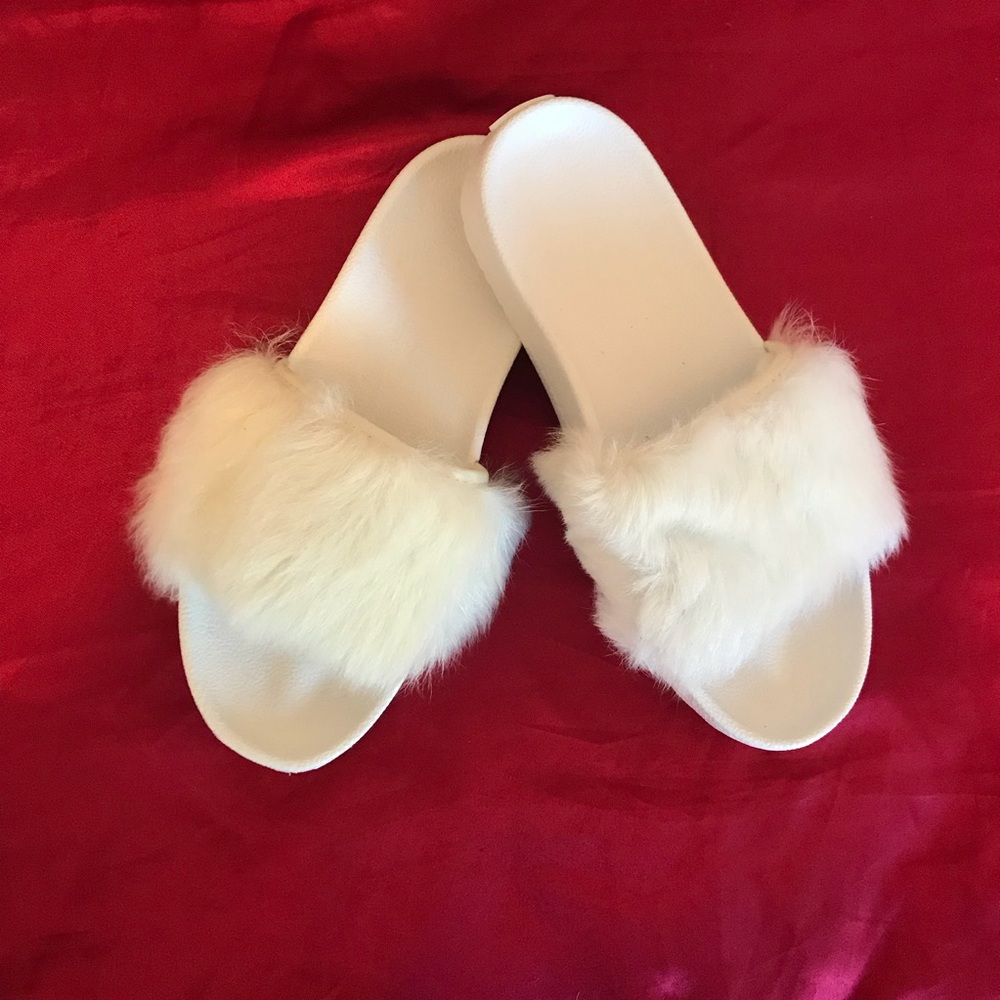 Brand new UGG white furry slippers women’s 7